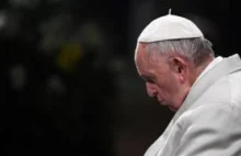Włoski ksiądz ekskomunikowany za krytykę papieża Franciszka