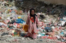 Dramatyczna sytuacja w oblężonym Jemenie. Ludzie jedzą śmieci aby przeżyć