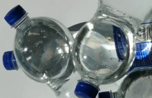 Czym grozi zostawienie butelki wody w aucie podczas upałów. Plastikowej też.