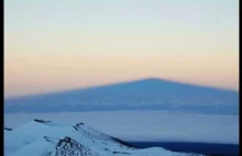 Zaćmienie Słońca widziane z góry Mauna Kea na Hawajach.
