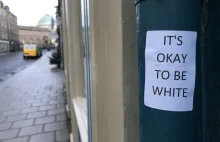 naklejki "it's okay to be white" okreslona przez policje jako...