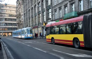 Naklejki antyaborcyjne z ostrzem we Wrocławiu. Można się zranić