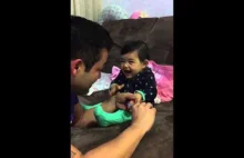 Tata próbuje obciąć paznokcie córeczce, a ta...
