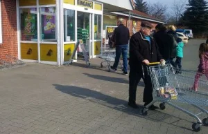 W Polsce zakazali handlu, więc szczecinianie robią zakupy... w Niemczech!