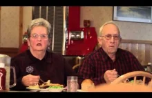 Starsza para w reklamie restauracji