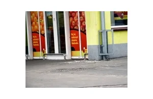 Kradzionym samochodem wyrwali bankomat spod Biedronki