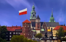 Flaga na Wawelu przez calutki rok? Pierwsze efekty