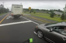 Kobieta chciała zepchnąć motocykl, ale dopadła ją natychmiastowa karma [video]