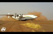 Antonov An-22 ląduje na nieutwardzonym pasie w Mali