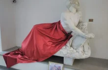 Na czas muzułmańskiej konferencji w Italii zasłonięto nagi posąg