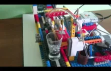 Studencka konstrukcja z lego Mindstorms do polewania wódki