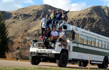 6 Australijczyków, bez narzędzi, bez doświadczenia zmieniło bus szkolny na...