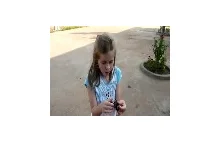 Mała dziewczynka wcina pająka