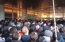 Dziki tłum, przepychanki - tak wygląda świąteczna promocja Xiaomi w Warszawie