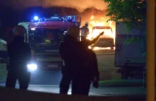 Trzecią noc imigranci podpalają Szwecję