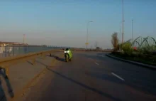 Nagle z wiaduktu zjeżdża... sam motocykl. "Dziwny" wypadek w Gdyni [FILM