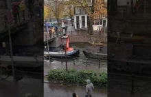 Jak wyciągają rowery z kanałów w Amsterdamie