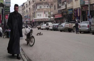 Nagranie ukrytą kamerą ze stolicy Państwa Islamskiego