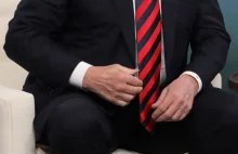 Żelazny uścisk dłoni Macrona. Na dłoni Trumpa został ślad
