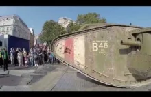 Przejazd czołgiem Mark IV ulicami Londynu.