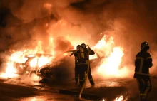 Francja: policjanci oblani kwasem, podpalenia i ścięte lampy uliczne [en]