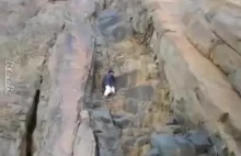 Saudyjczyk spada na ziemię wspinając się po górach