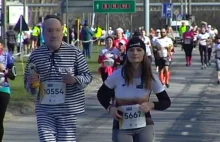 "Jak nie brzoza to barierki" - w masce Macierewicza na trasie półmaratonu