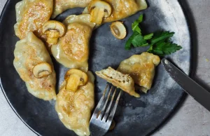 Pierogi z pieczarkami i żółtym serem