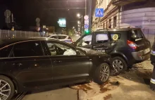 Pasażerka taksówki wypadła przez okno po zderzeniu