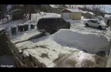 Sąsiedzka pomoc przy wyjeździe z zaśnieżonego podjazdu