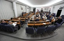 Ustawa Gowina: Senat właśnie przegłosował poprawkę o dożywotnich etatach