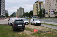 Kierowcy zniszczyli 70 tys.m2 trawników w Warszawie