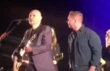 Billy Corgan ostro zjechał fana, który wskoczył na scenę.