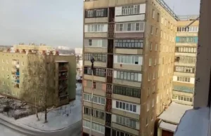 Rosyjski kochanek ucieka oknem z sypialni w wieżowcu