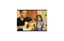Ojciec i malutka córka wykonują cover piosenki 'Home'