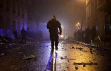 Policjant we Francji z młotkiem zamiast pałki wybije ludziom z głowy protesty.