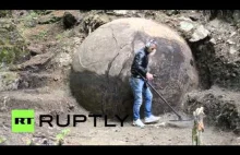 60 tonowa kamienna kula wykopana na terenie Bośni