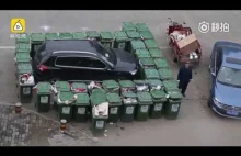 Zablokował źle zaparkowany samochód 40 koszami na śmieci
