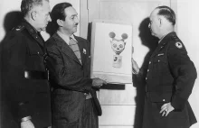 Walt Disney demonstruje projekt nowej maski gazowej dla dzieci. 8 stycznia 1942.