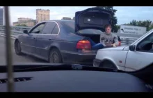 rosyjski sposób na holowanie samochodu... nikt inny by tego nie wymyślił