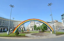 Andrzej Rosiewicz śpiewa o płonącej tęczy w Warszawie