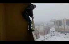 Skok spadochronem z balkonu