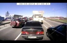 Jak w Rosji działa metoda zamka błyskawicznego na drogach