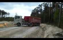 Zawracanie ciężarówką na wąskiej drodze