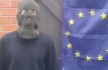 Neonazista podpala flagę UE