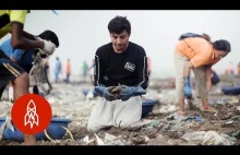 Człowiek oczyszczający 9000 ton śmieci z plaż w Bombaju