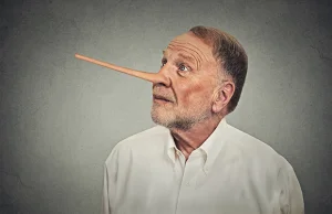 Starsi ludzie mogą uwierzyć we własne kłamstwa wskazują najnowsze badania.