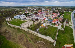 Szydłów - zamek, jaskinie i miasteczko otoczone średniowiecznym murem