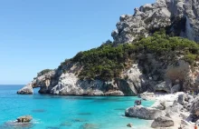 Na Sardynii trwa walka z turystami plądrującymi plaże