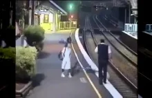 Kobieta spada z platformy wprost pod jadący pociąg.